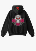Hoodie negro con calavera bordada y rosas rojas y fucsias, vista trasera